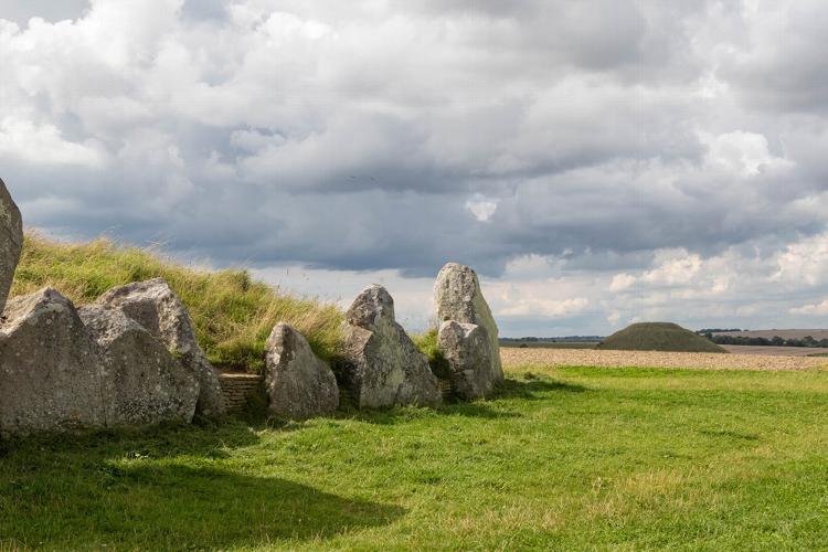 Silbury Hill & West Kennet Long Barrow: A Visitor Guide Welcome to our in-depth guide on Silbury Hill and West Kennet Long Barrow in Wiltshire. Whether you’re planning a day trip or an extended visit, discover everything you need to know about these awe-inspiring ancient sites. Explore the history, practical information, and insider tips from the team at Schoolhouse Hotel and Restaurant.
