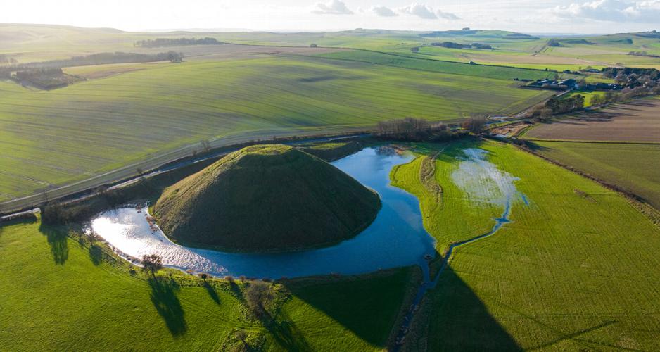 A Complete Guide to Wiltshire Tourist Attractions Wiltshire is one of England’s most historically significant and geographically diverse counties. It is shaped by ancient ceremonial landscapes, traditional market towns, nationally important memorial sites and wide stretches of open countryside.